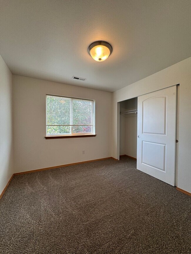 Building Photo - Large 4 Bed Rental in Established Neighbor...