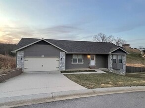 Building Photo - 4 Bedroom 3 Bath 2 Stall Garage in Waynesville - Available with 30 day notice