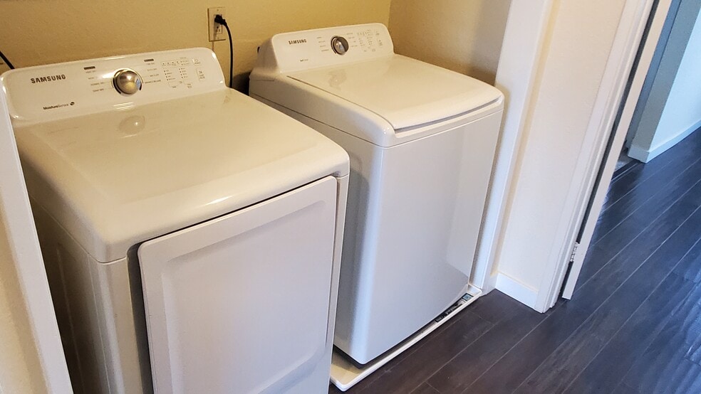 Building Photo - 8741 Darby Ave