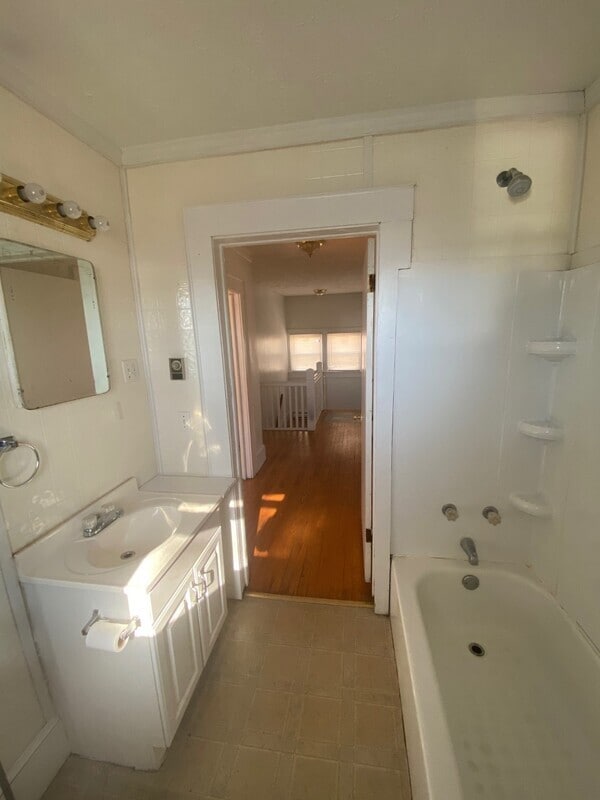 Building Photo - 916 College Ave