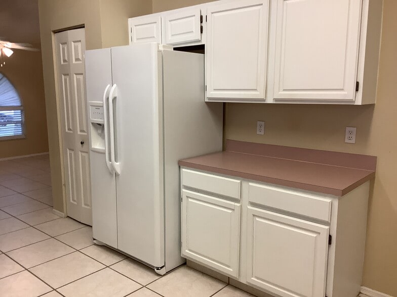 Building Photo - 2022 Blue Heron Dr