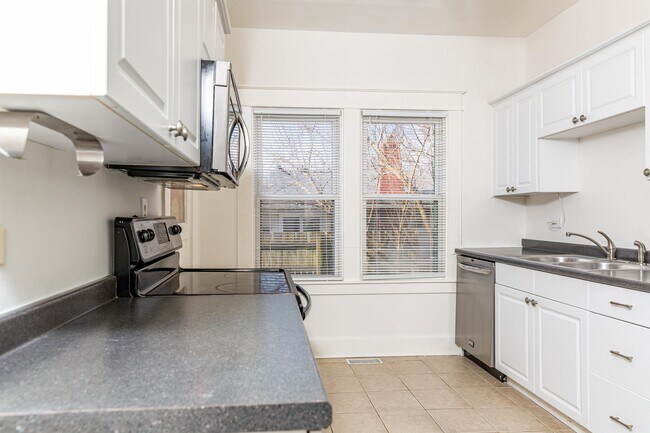 Building Photo - 180 Rosemont Garden