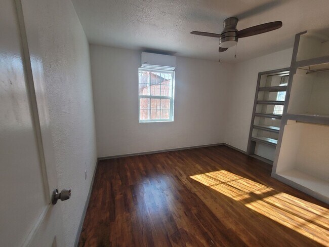 Building Photo - Ready to View!!