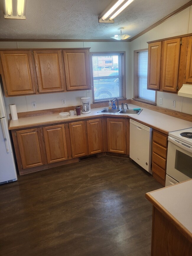 Building Photo - 200 Valley View Dr