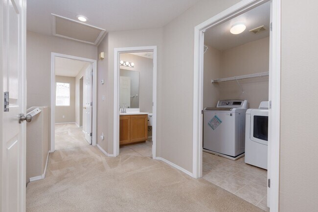 Building Photo - 3 bedroom single family home in Henderson!