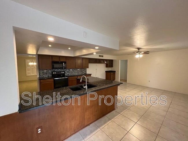 Building Photo - 9719 W Wrangler Dr