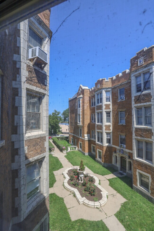 Building Photo - 1047 W North Shore Ave