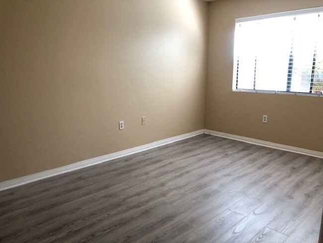 Building Photo - Los Caballeros #224