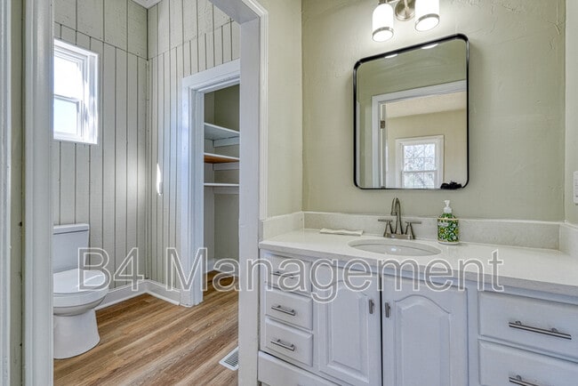 Building Photo - 555 W Peachtree St