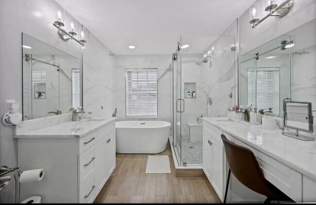 Building Photo - 11185 Grandview Mnr
