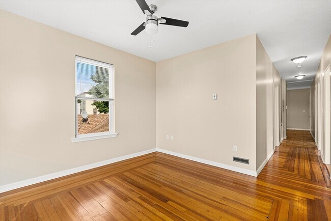 Building Photo - 18 St Clair St