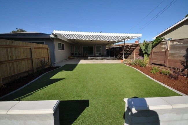 Building Photo - 6BD/2.5BA, Amazing Yard! (Lease out, pending signatures. Check back in a few days!)