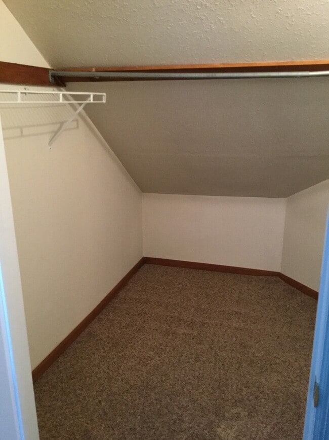 Building Photo - large 3br 2 bath home with full basement &...