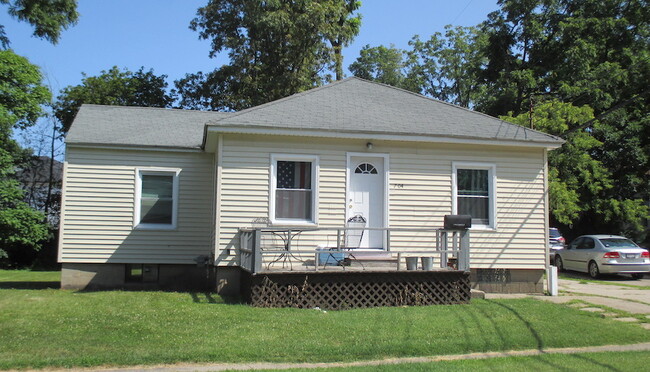 Primary Photo - 704 Oak St