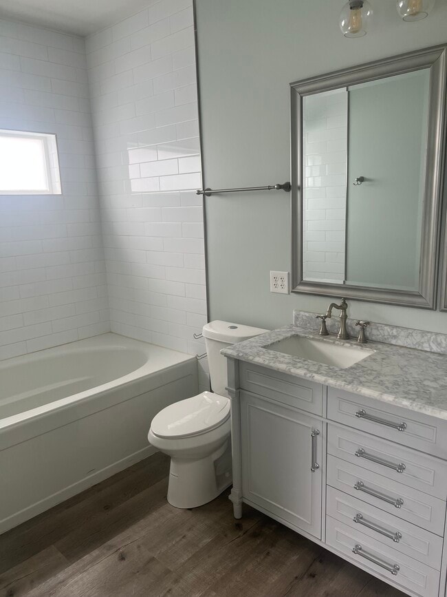 Main Bathroom - 1059 Hosbrook St