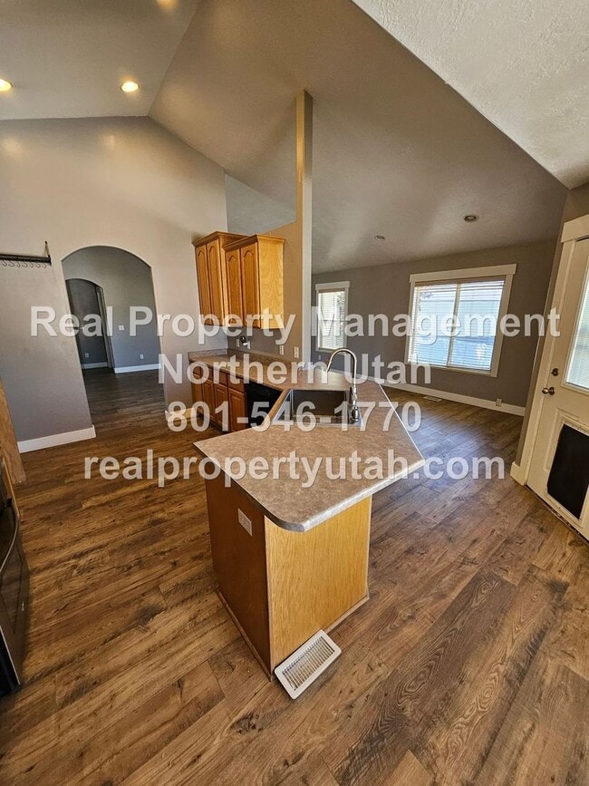 Building Photo - Stunning 7 Bedroom Home in West Point Avai...