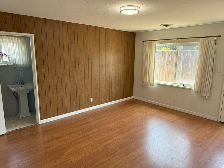 Building Photo - 945 Evergreen Ave