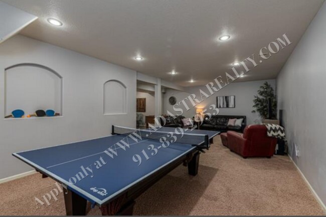 Building Photo - Gorgeous 5 Bed 5 Bath Home in Olathe-Comin...