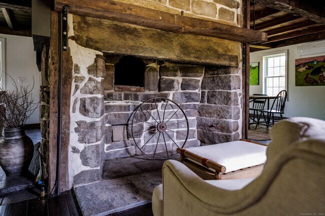 Building Photo - 740 Little City Rd