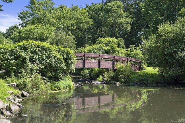 Building Photo - 400 Main St