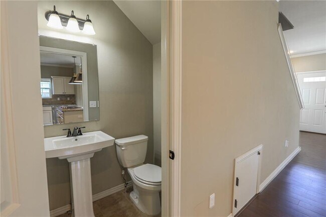 Building Photo - 626 N Tennyson Ln