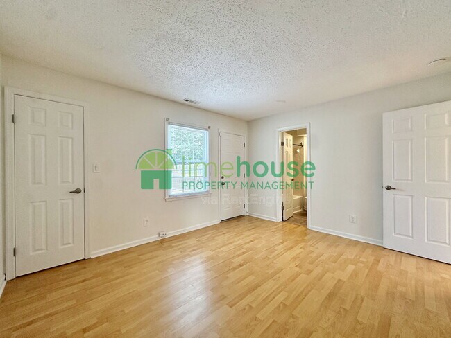 Building Photo - 3207 Creekside Dr