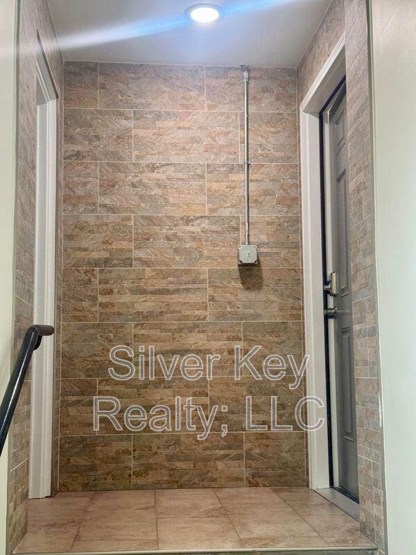 Building Photo - 2113 W Madison Ave