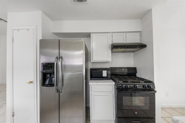 Building Photo - 6606 Laurel Glen Dr