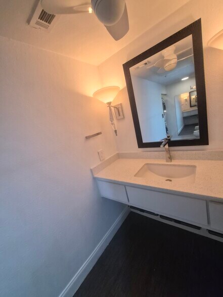 Building Photo - 4040 Avondale Ave