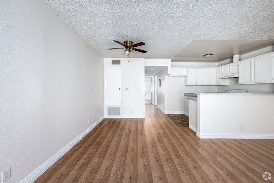 2BR, 2BA - 950SF - Dining Room - 10225 Hillhaven Ave