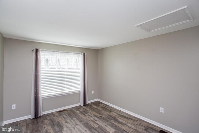 Building Photo - 207 Hampshire Dr