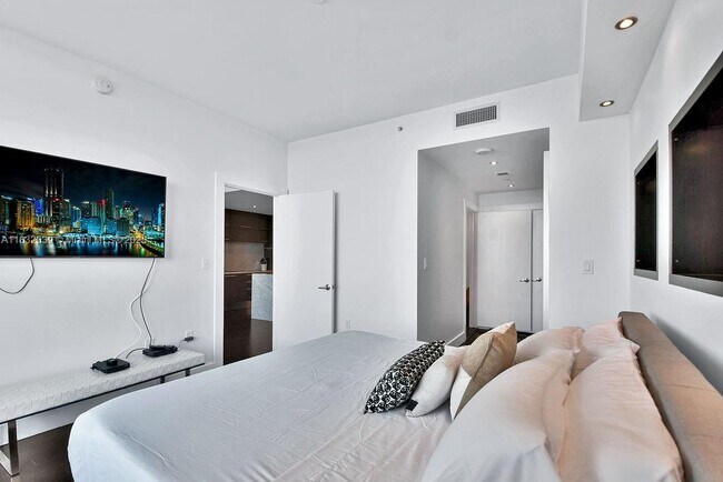 Building Photo - 900 Biscayne Blvd
