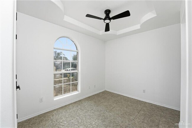 Building Photo - 12 W Sherryl Ave