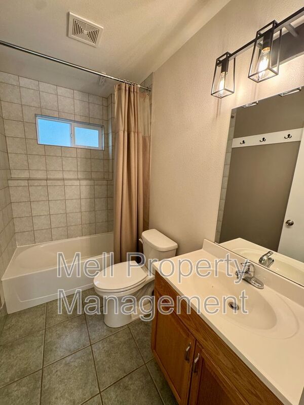 Building Photo - 490 SE Alpine Ave