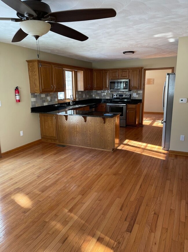 Building Photo - Spacious 3 Bedroom Ranch with finished basement available July!