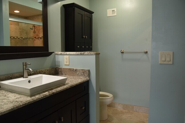 Building Photo - 1238 Hillsboro Mile