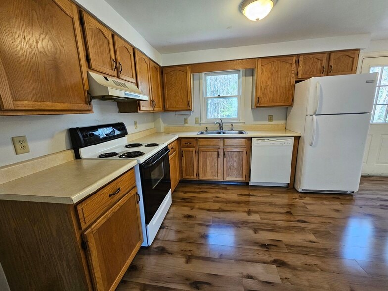 Building Photo - 27 Candlewood Ln