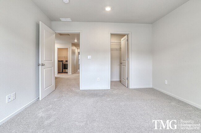 Building Photo - 3 Bed 2.5 Bath Townhome on a Corner Lot in...