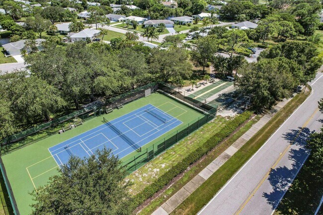 Building Photo - 18081 SE Country Club Dr
