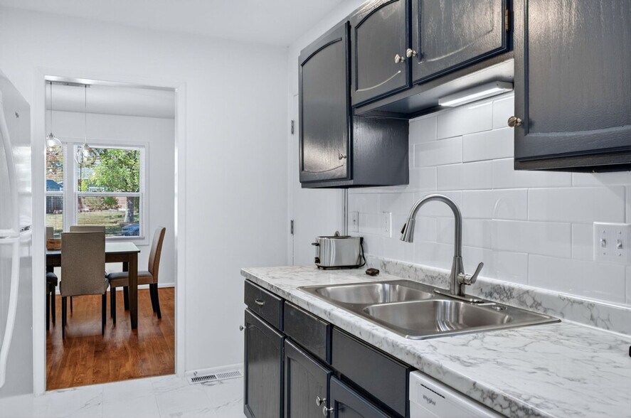 Building Photo - 1415 Lindsay Ln