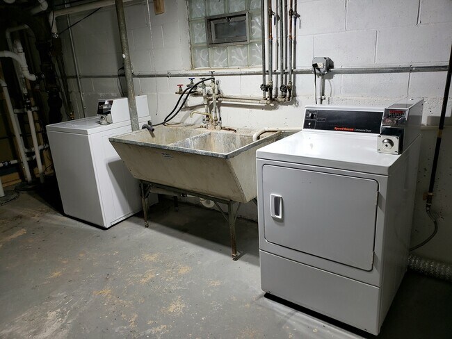 Building Photo - 368 Luella Ave