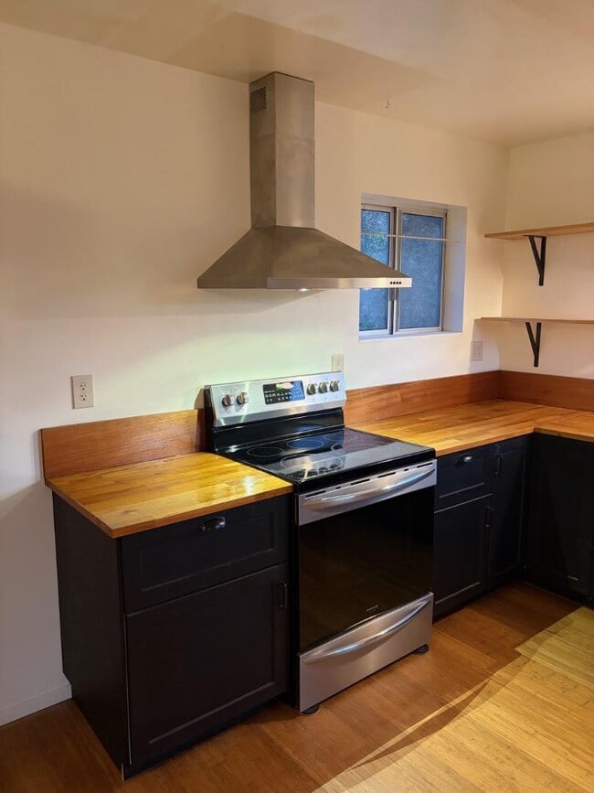 Building Photo - 11100 La Honda Rd