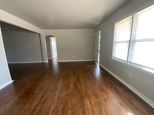 Building Photo - 3 bedroom 2 bath with bonus rooms - Bethany Schools!