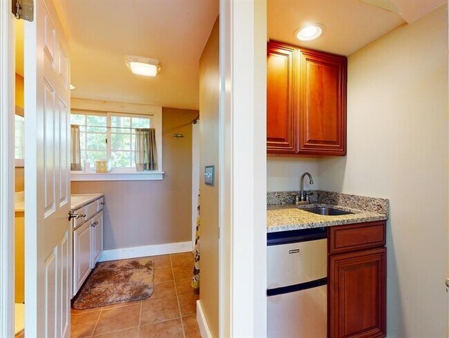 Building Photo - 830 Pine Tree Ln