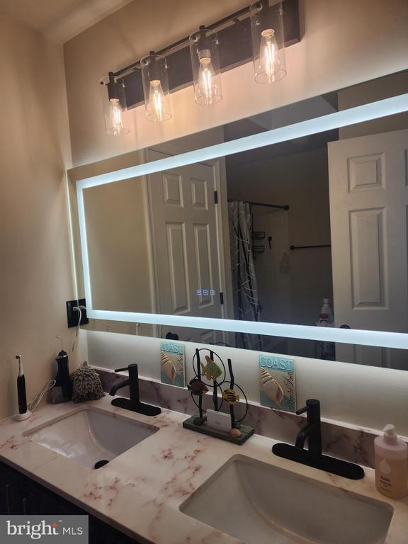 Building Photo - 16 Charles Ct