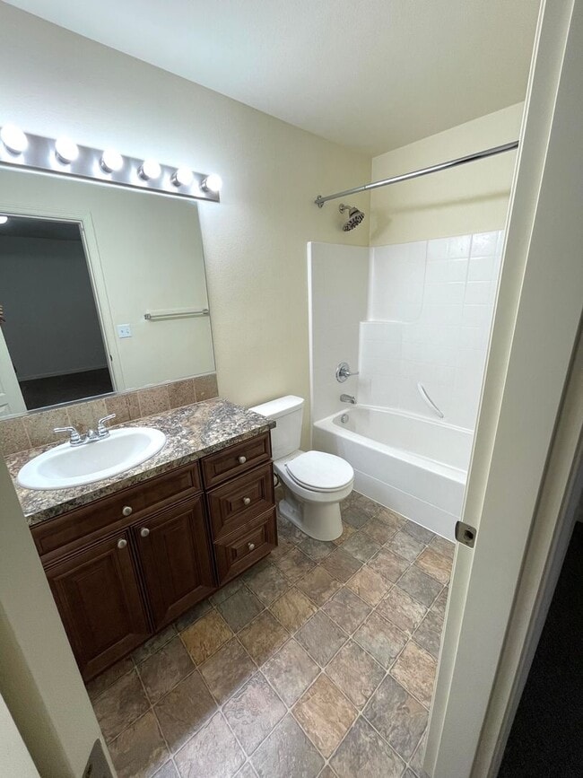 Building Photo - Beautiful Three Bedroom Two Bath in Kennewick