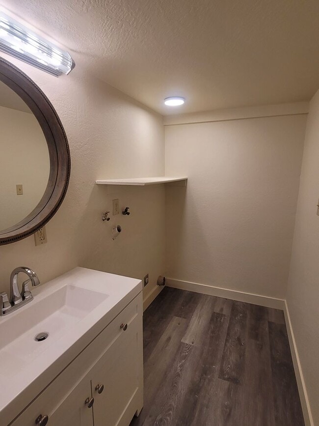 Building Photo - Quiet 1Br 1Bath in the Carmichael area