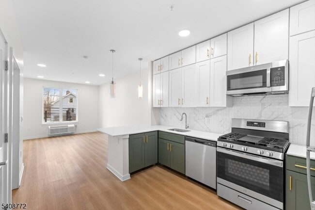 Building Photo - 321 E 3rd St