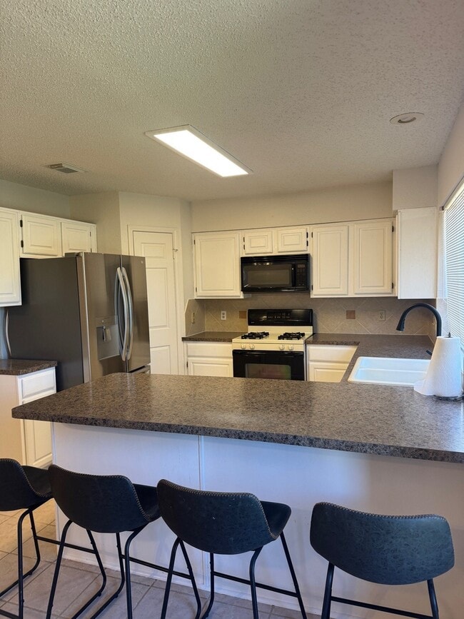 Building Photo - 3010 Mesquite Dr