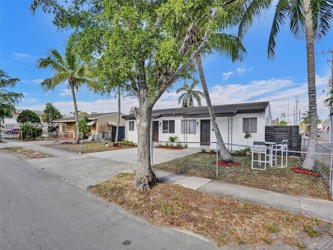 Building Photo - 708 N 20th Ave